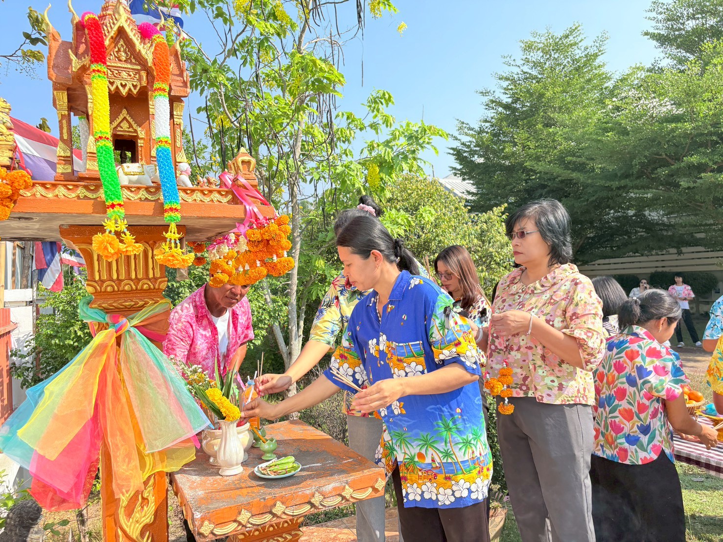 title - ส.ป.ก. ยโสธร จัดพิธีเจริญพระพุทธมนต์ทำบุญถวายภัตตาหารเพลแด่พระสงฆ์ พิธีสักการะศาลเจ้าที่และสิ่งศักดิ์สิทธิ์ประจำสำนักงาน เนื่องในเทศกาลวันขึ้นปีใหม่ไทย